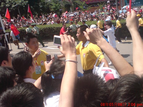 W66最给力的老牌娱乐集团员工喜迎奥运圣火